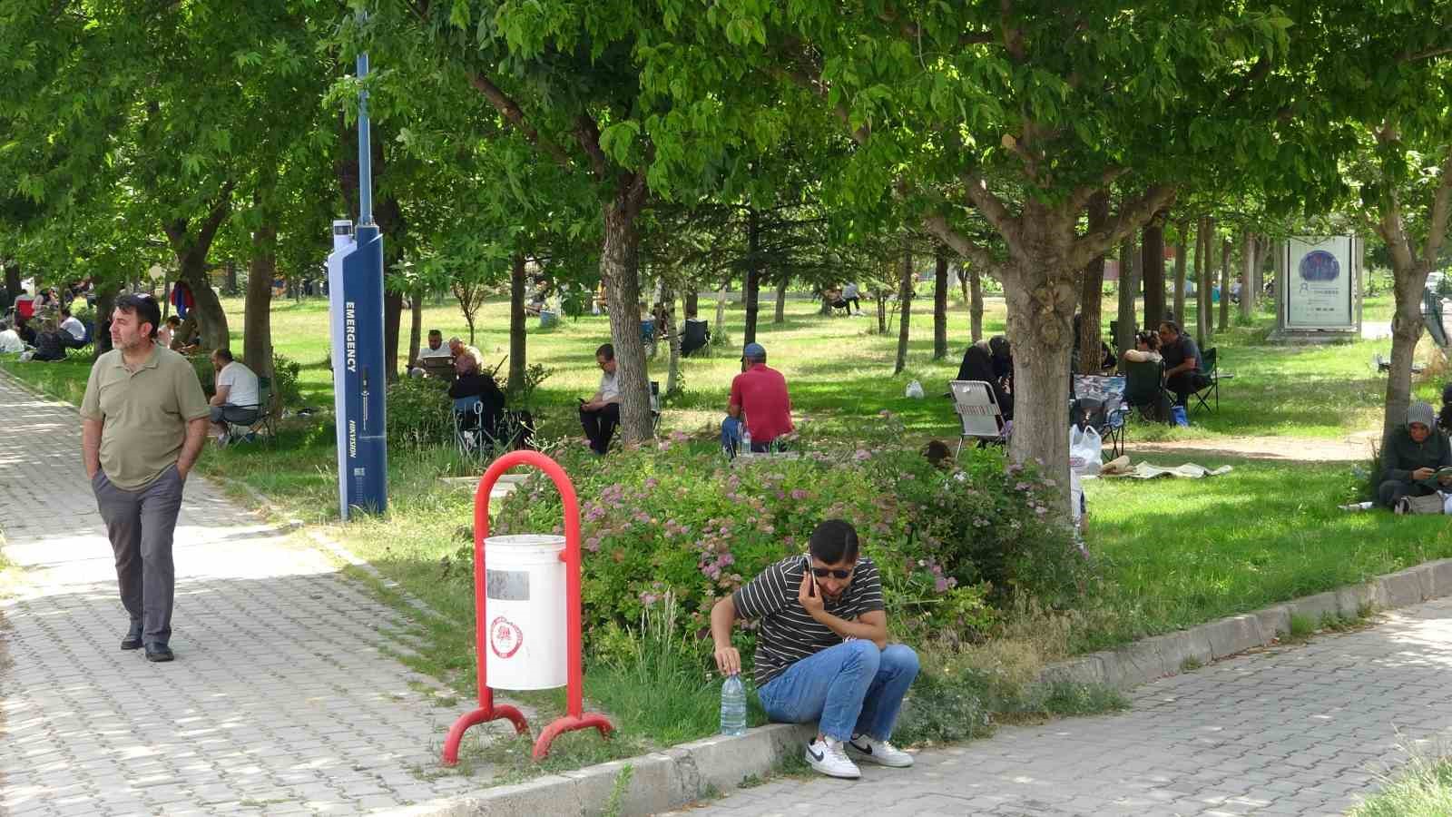 Isparta&rsquo;da YKS heyecanı başladı &ouml;ğrenciler sınavda, aileler dışarıda ter d&ouml;kt&uuml;
