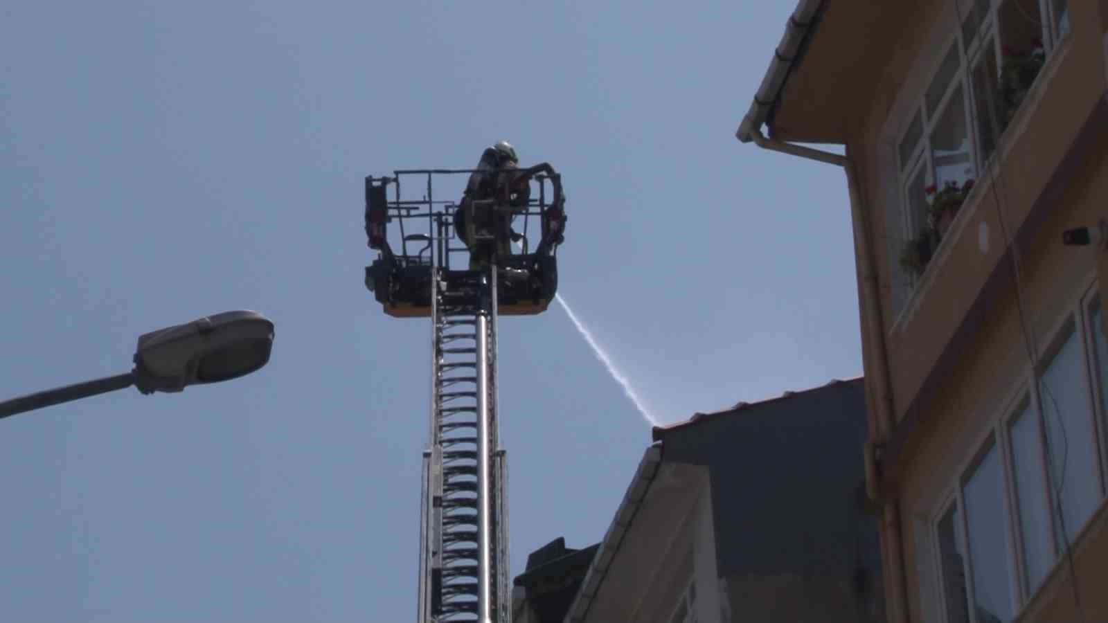 Kadıköy’de ustanın açık unuttuğu tüp, çatıda yangın çıkardı