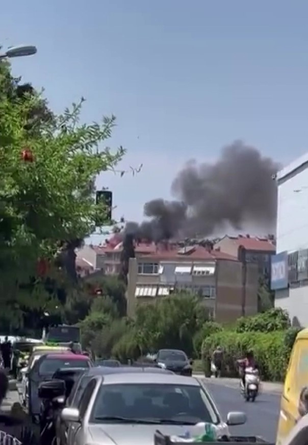 Kadık&ouml;y&rsquo;de ustanın a&ccedil;ık unuttuğu t&uuml;p, &ccedil;atıda yangın &ccedil;ıkardı
