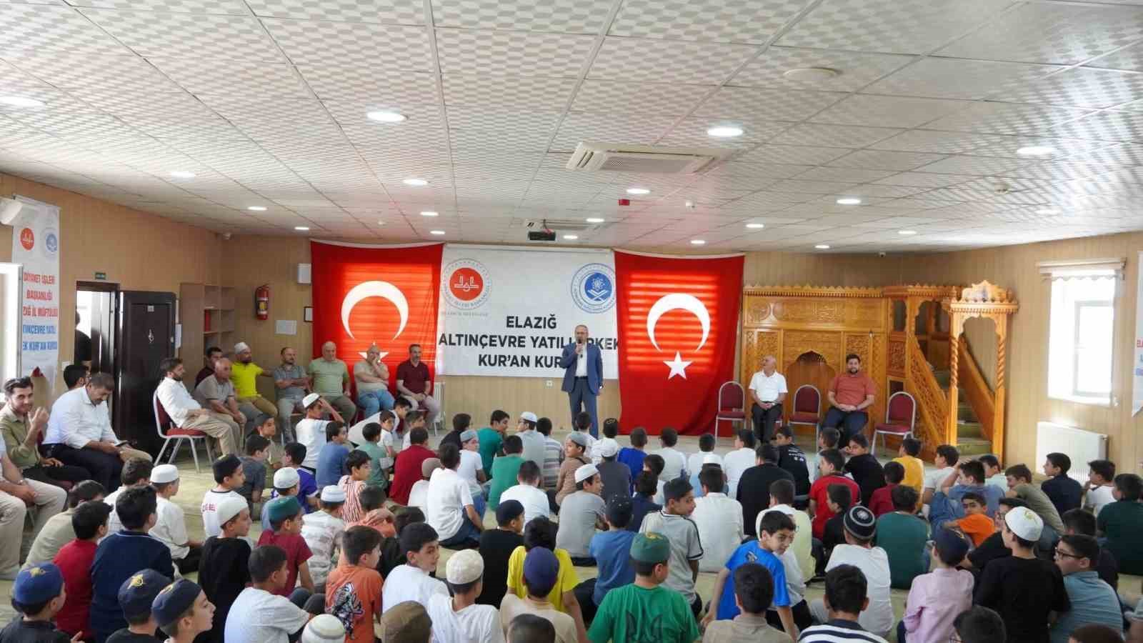 Kur&rsquo;an kursunda karne ve &ouml;d&uuml;l sevinci
