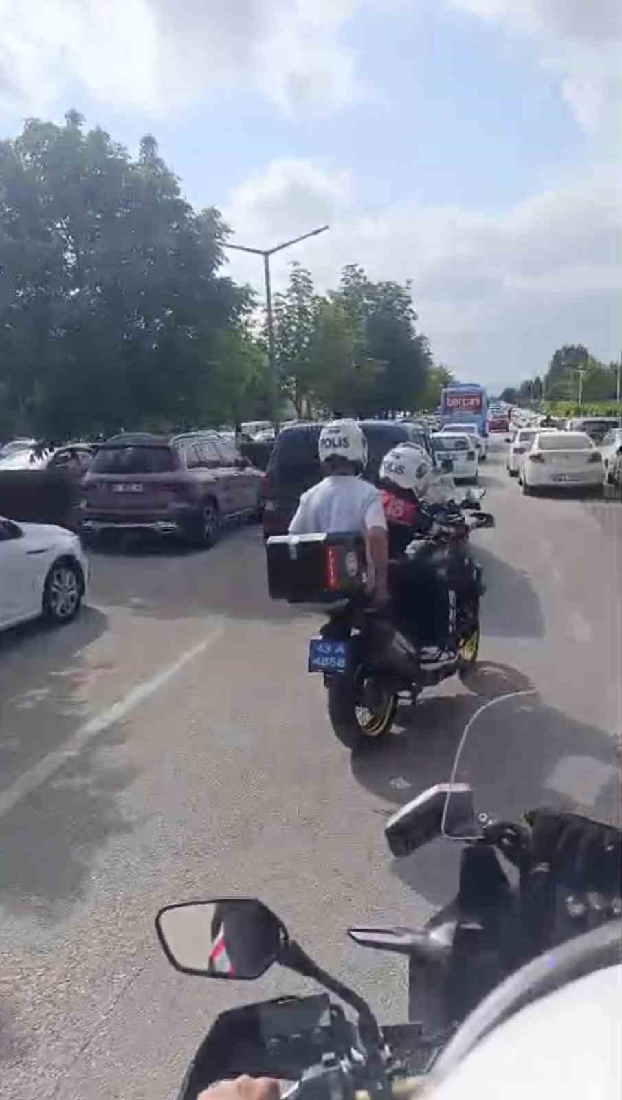 Kimliğini kaybeden ve sınav yetişememe ihtimali olan &ouml;ğrencilerin imdadına polis ekipleri yetişti
