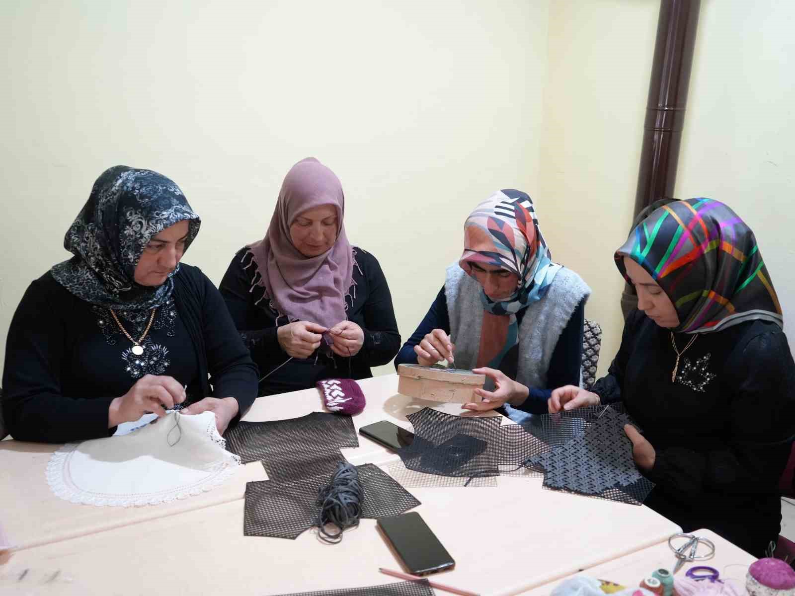 Eski köy okulunda açılan kurs kadınlara umut oldu: Hem öğreniyorlar hem para kazanıyorlar