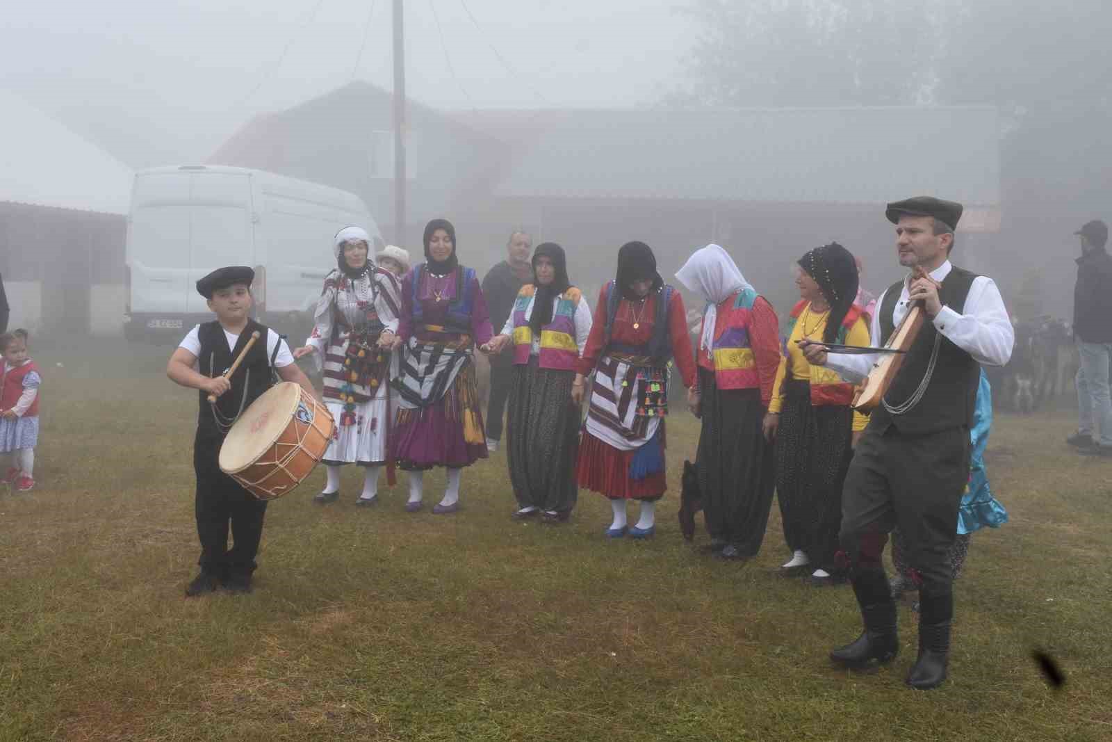 118 yıldır devam eden gelenek: Gelin gibi s&uuml;slenen hayvanları ile g&ouml;&ccedil;e başladılar
