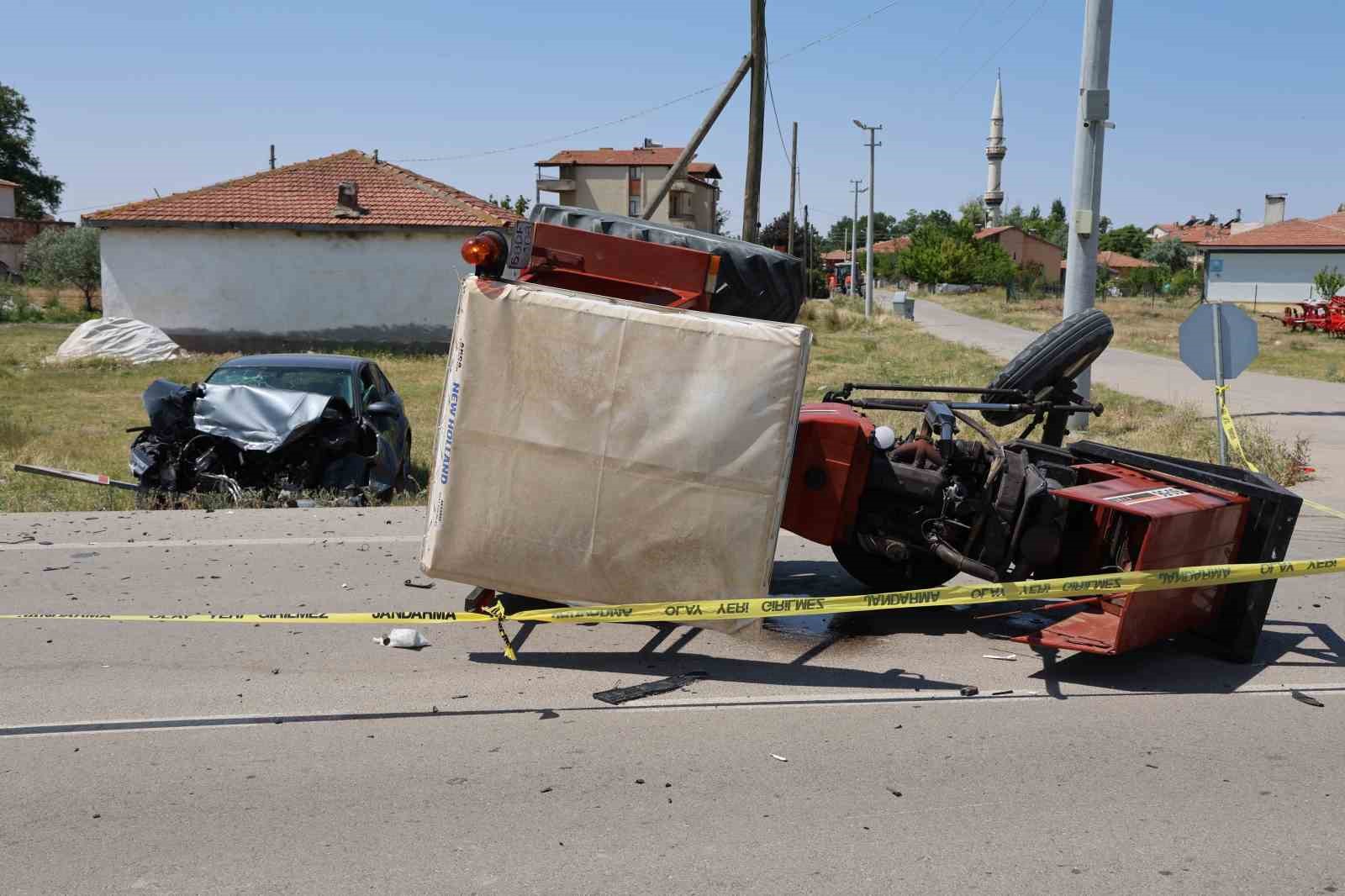 Trakt&ouml;r ile otomobil &ccedil;arpıştı: 4 yaralı
