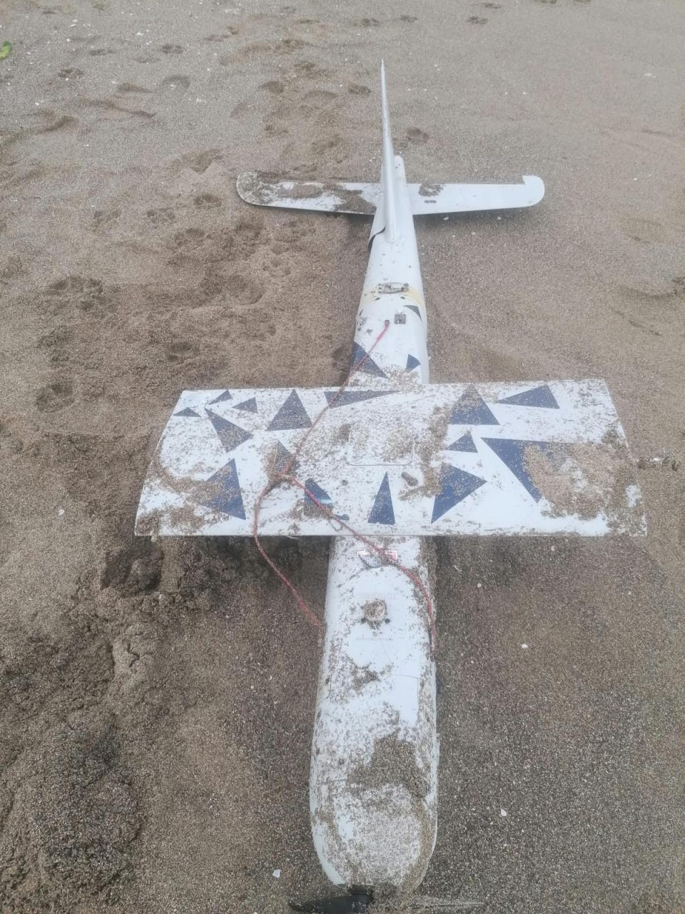 Sahile balık değil, savaş bölgesinde kullanıldığı düşünülen hava aracı vurdu