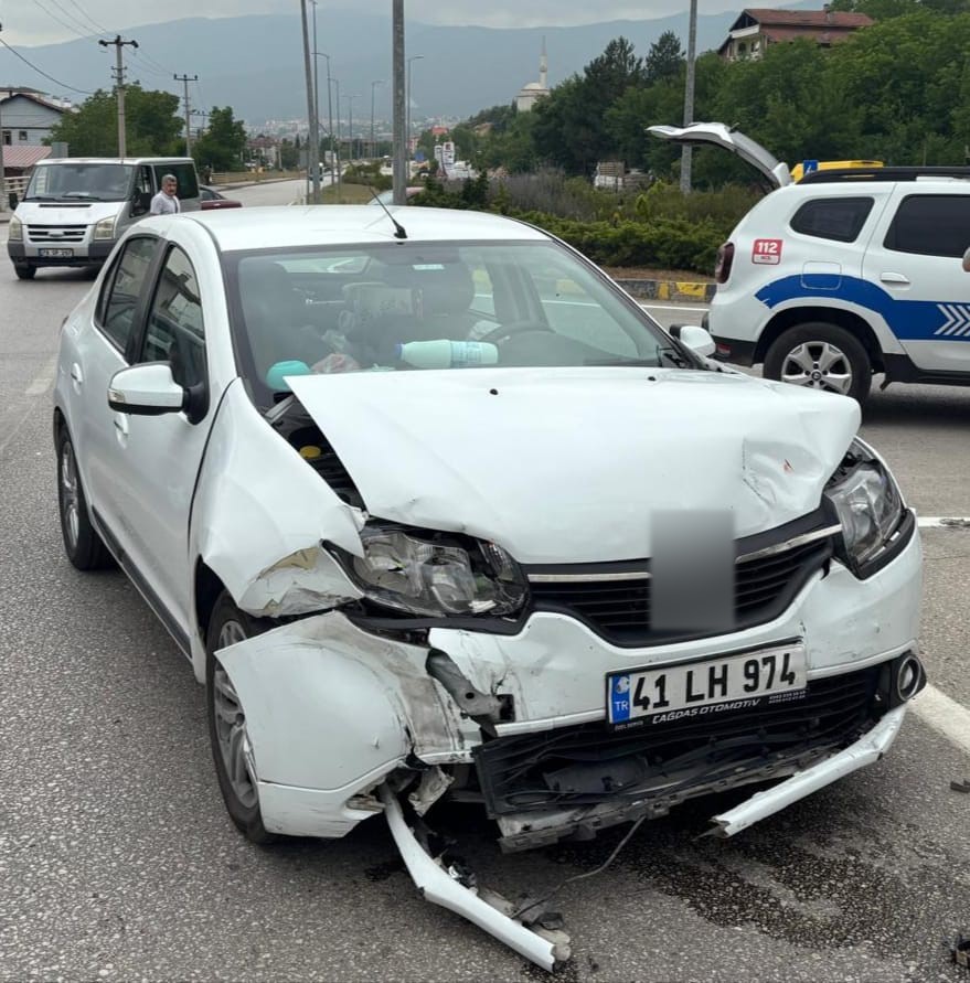 Kavşakta iki otomobil &ccedil;arpıştı: 3 yaralı
