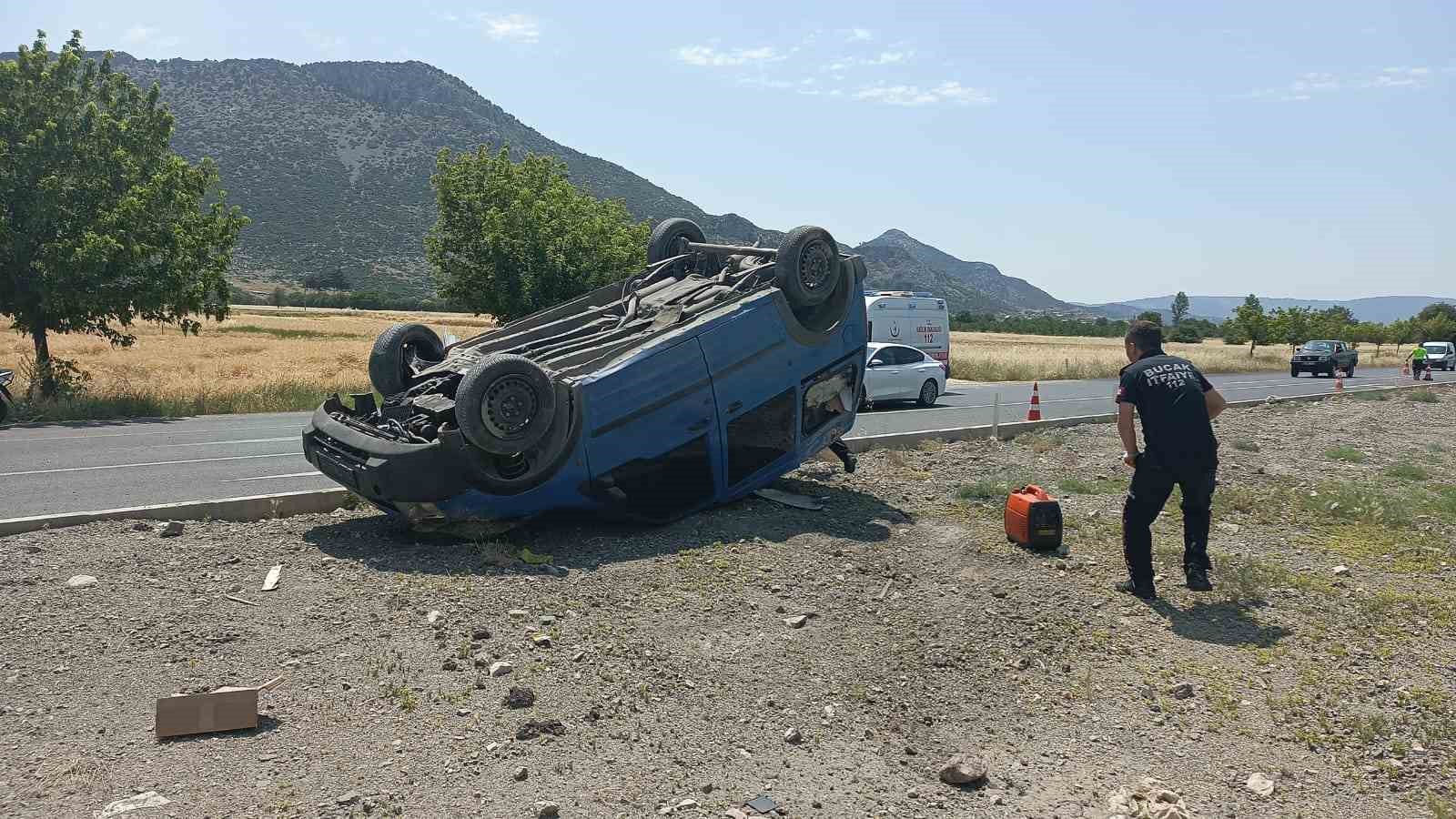 Takla atan araç içerisinde sıkışan sürücü itfaiye ekipleri tarafından çıkarıldı