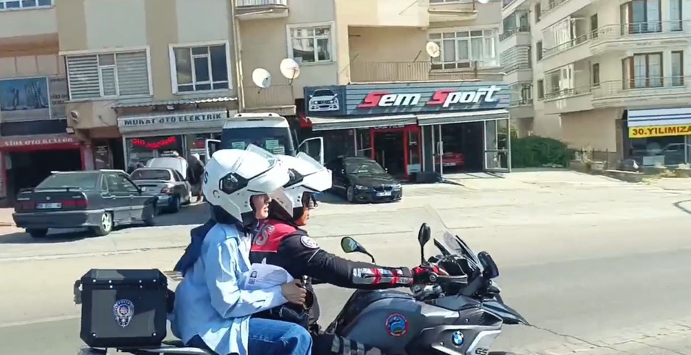 Ankara’da sınava geç kalan öğrencinin imdadına Yunus Polisler yetişti