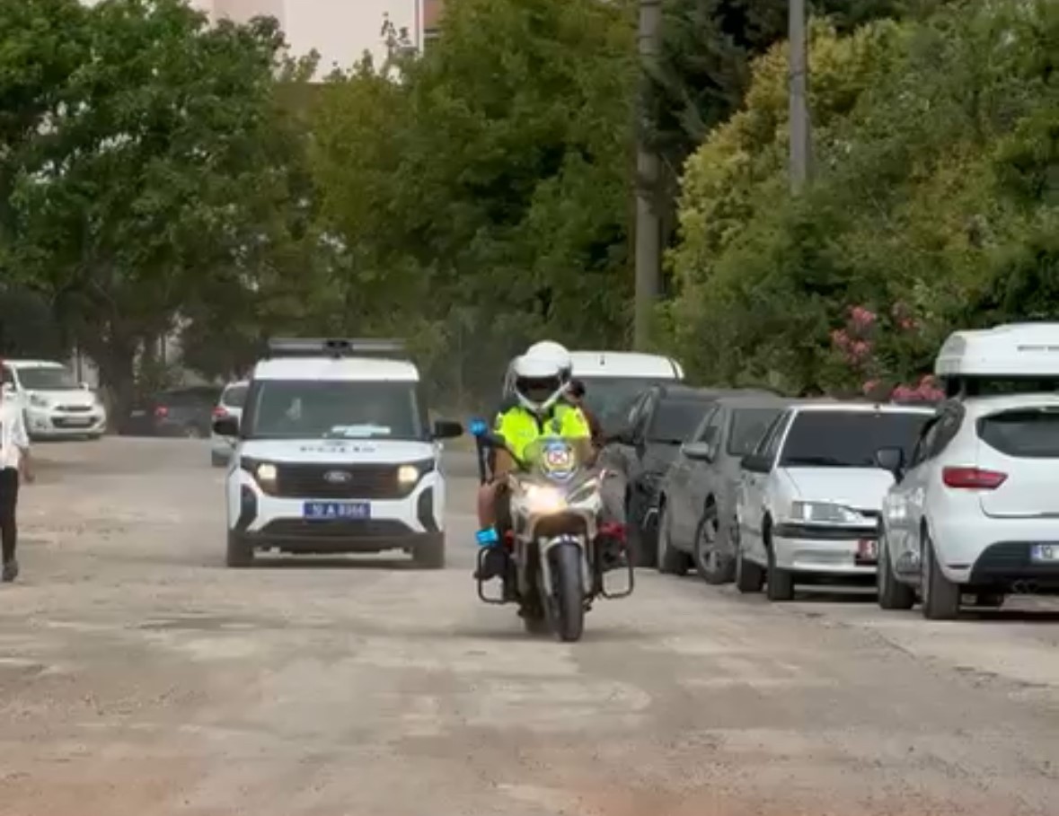 G&ouml;nen&rsquo;de YKS&rsquo;ye ge&ccedil; kalan &ouml;ğrenci polis ekipleriyle sınav salonuna yetiştirildi
