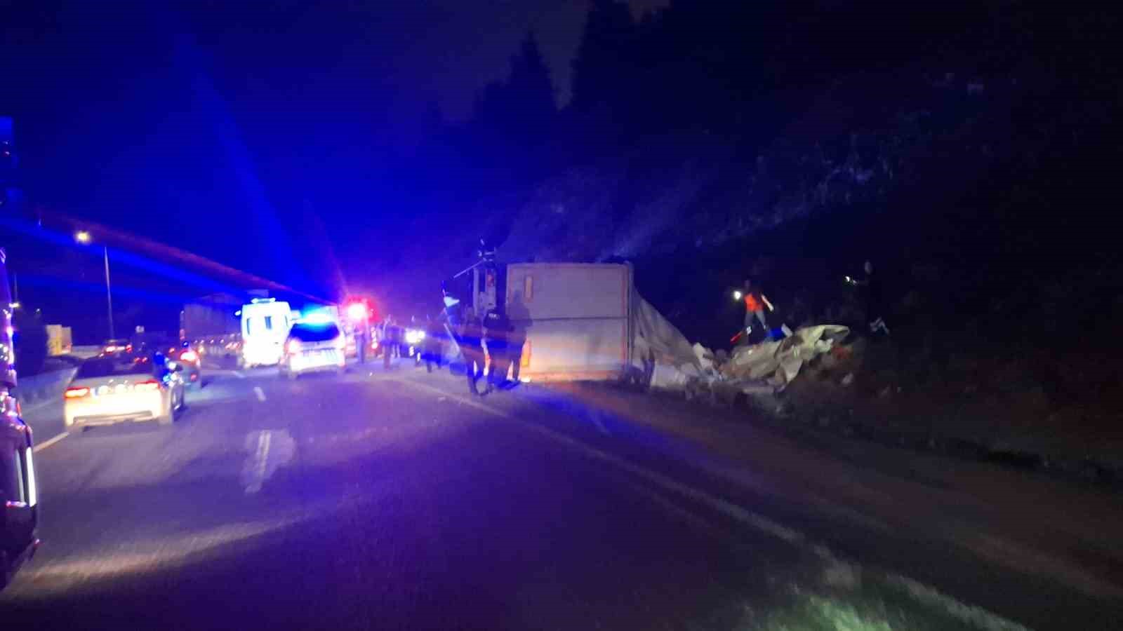 Bozüyük’te çekici devrildi: 1 ölü, 1 yaralı