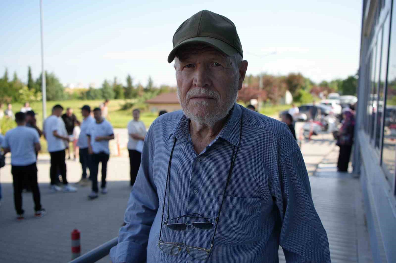 YKS&rsquo;nin en yaşlı adayı 81 yaşındaki "Bilge Dede" 8. kez sınav heyecanı yaşadı
