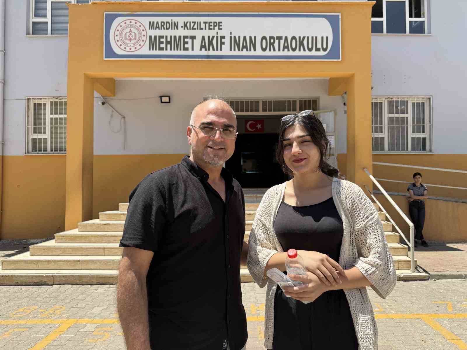 Mardin’de çiftçi baba, kızına destek için YKS sınavına kızı ile girdi