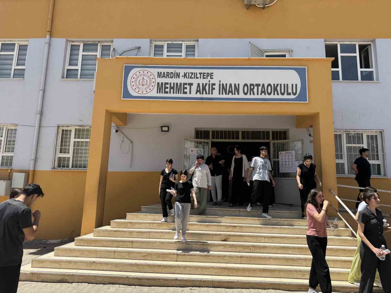 Mardin’de çiftçi baba, kızına destek için YKS sınavına kızı ile girdi
