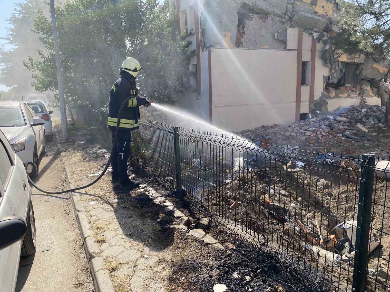 Boş arazide çıkan yangın endişeye neden oldu