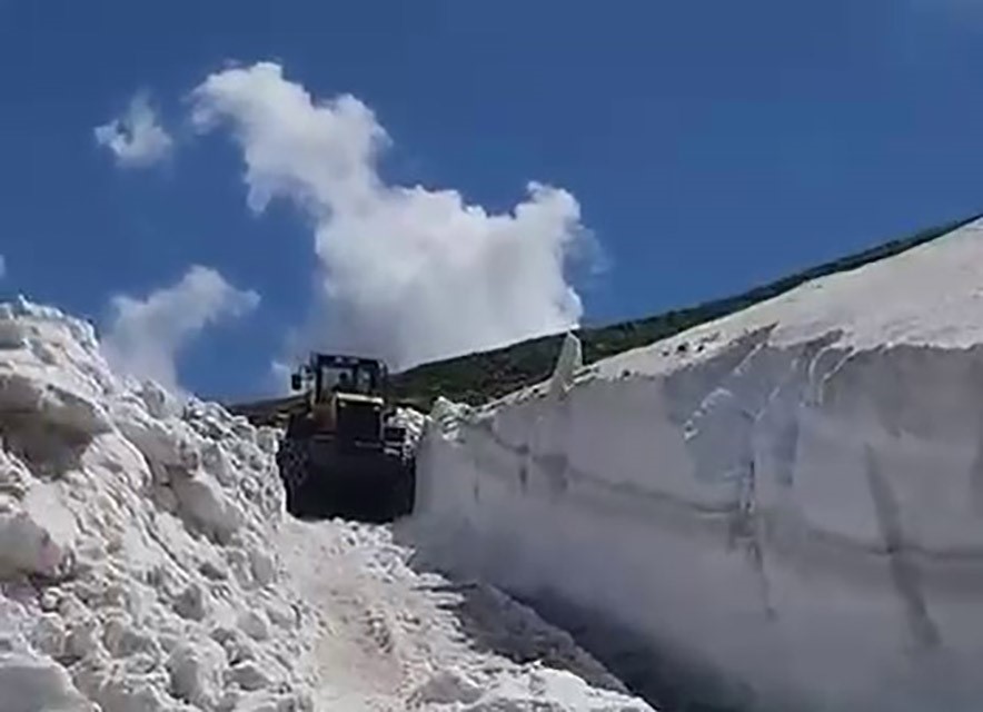 Kars’ta, haziran ayının ortasında karla mücadele