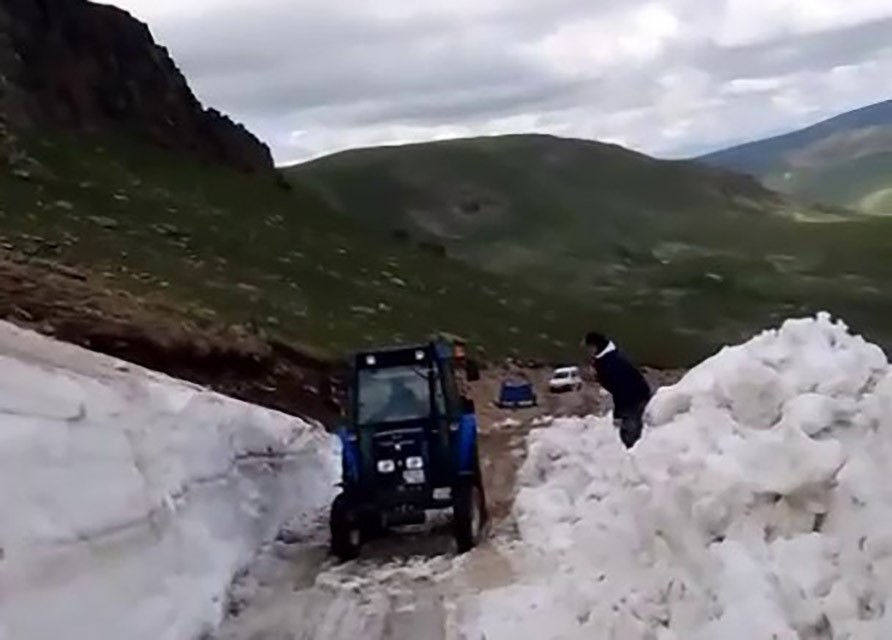 Kars&rsquo;ta, haziran ayının ortasında karla m&uuml;cadele
