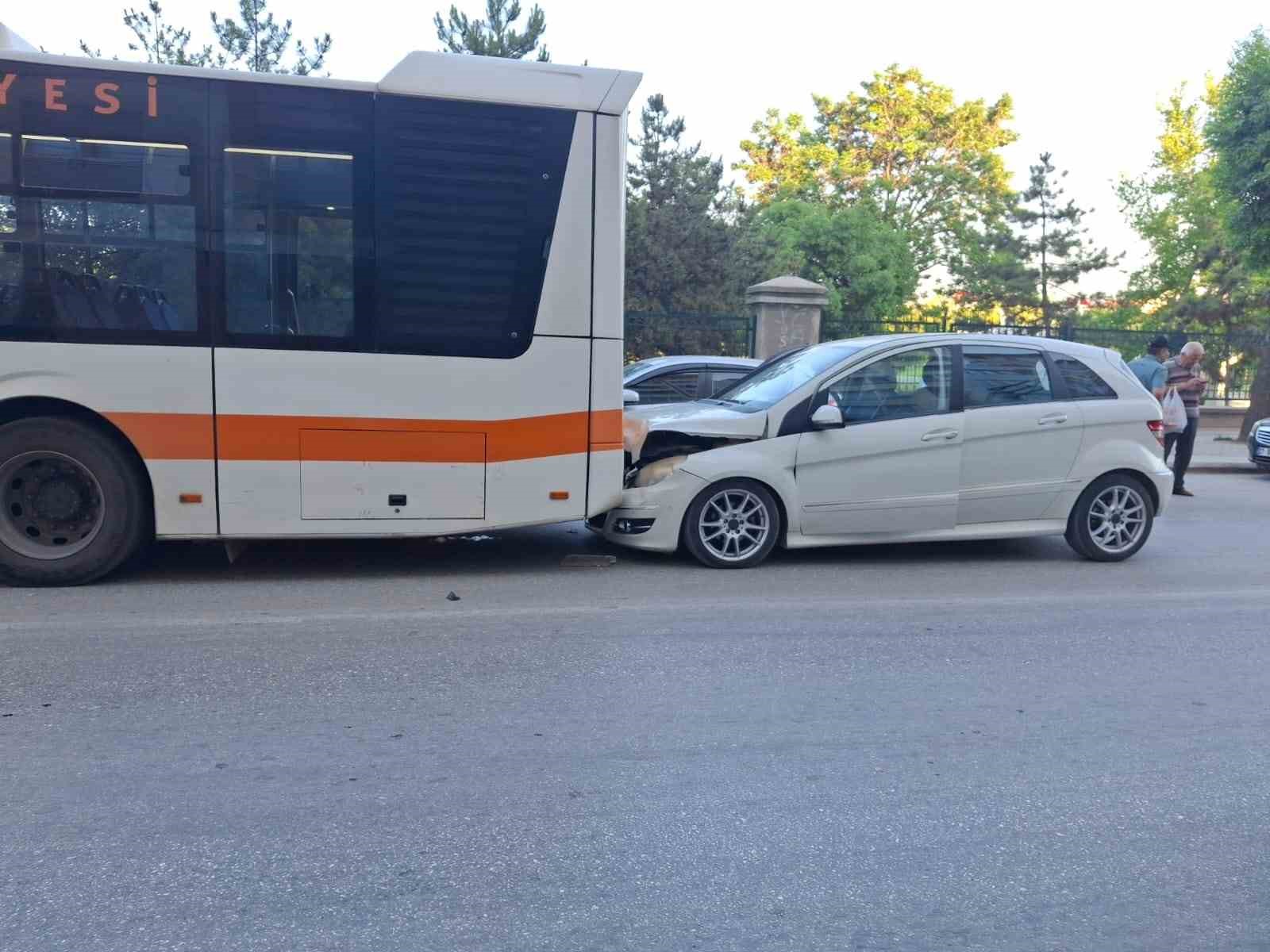 Otomobil belediye otobüsüne arkadan çarptı: 1 yaralı