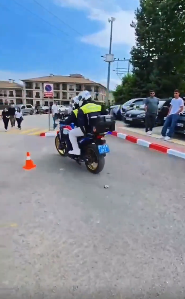 Yalova’da kimliğini unutan öğrencinin imdadına motosikletli jandarma yetişti