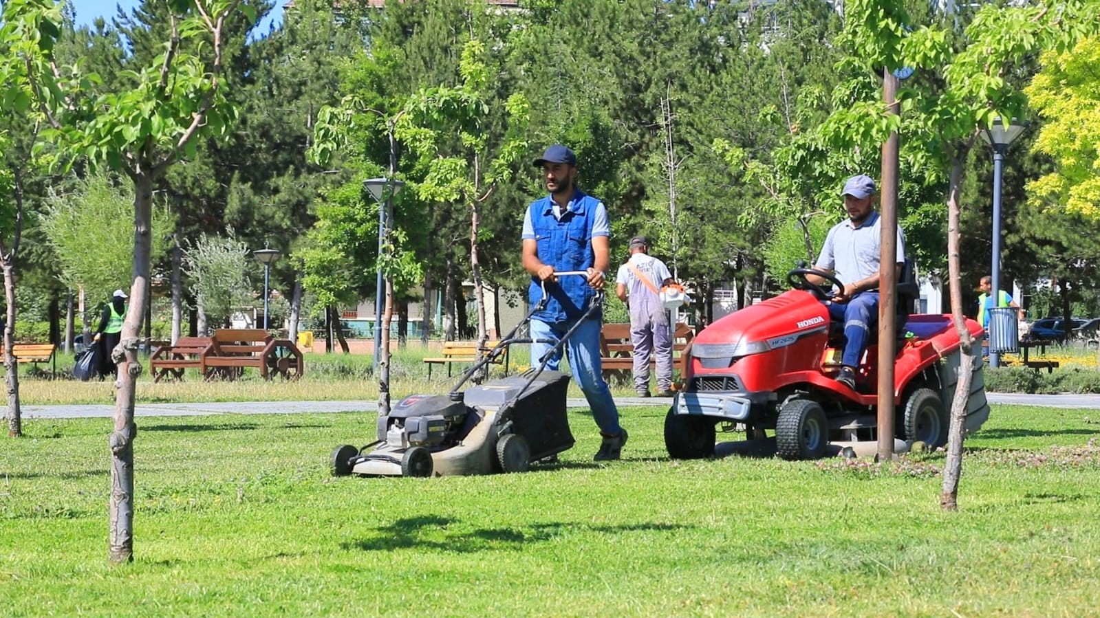 Elazığ Belediyesinden Millet Bah&ccedil;esinde kapsamlı d&uuml;zenleme &ccedil;alışması
