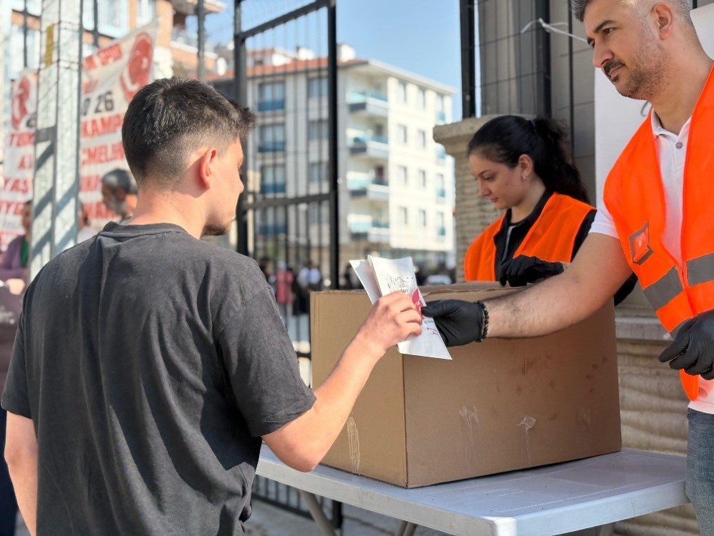 Sincan Belediyesi’nden YKS öncesi simit ve meyve suyu ikramı