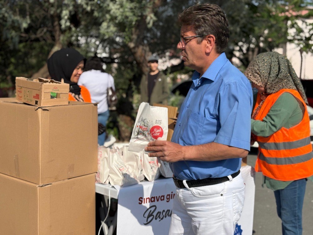 Sincan Belediyesi&rsquo;nden YKS &ouml;ncesi simit ve meyve suyu ikramı
