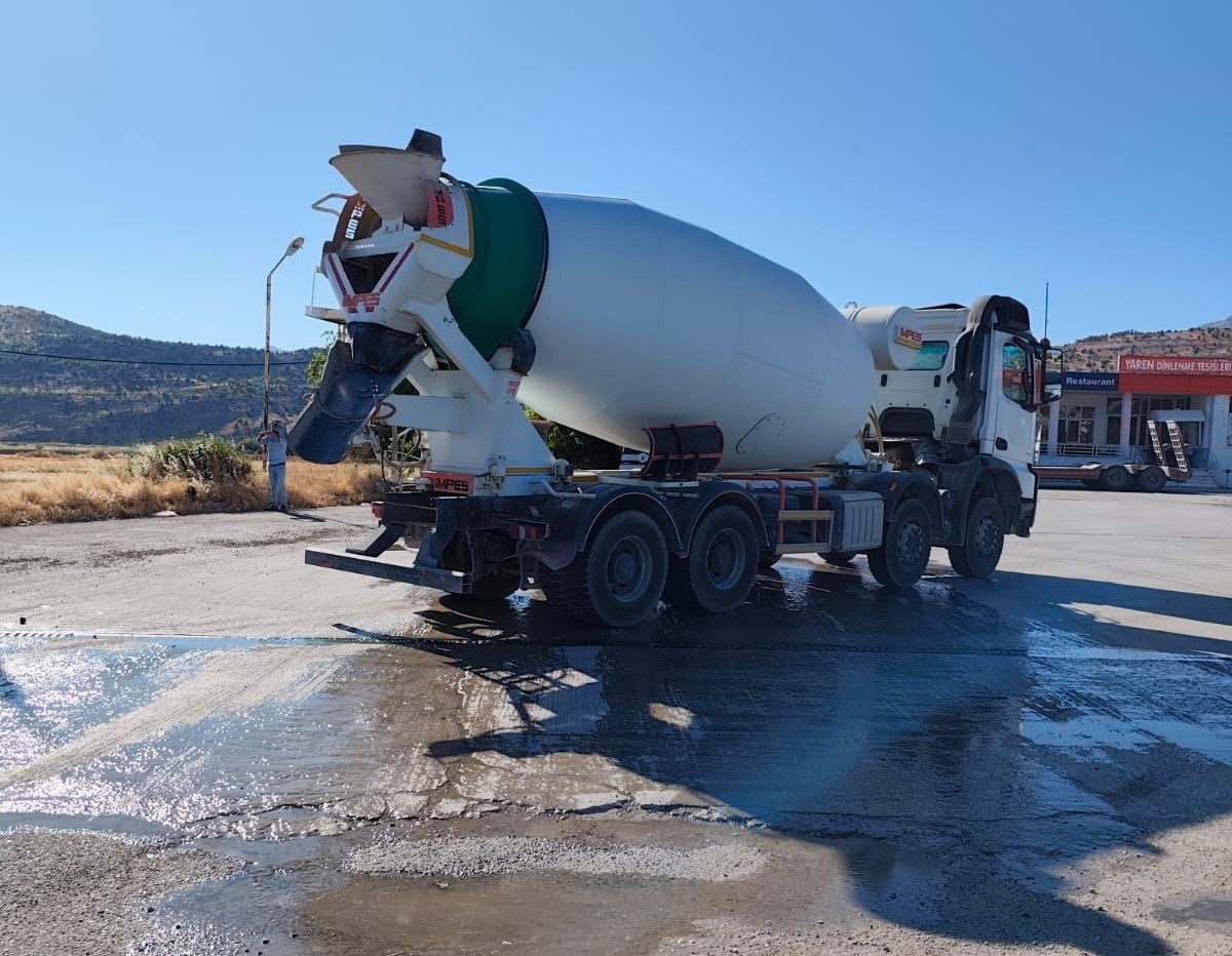 Tır ile beton mikseri &ccedil;arpıştı: 1 yaralı
