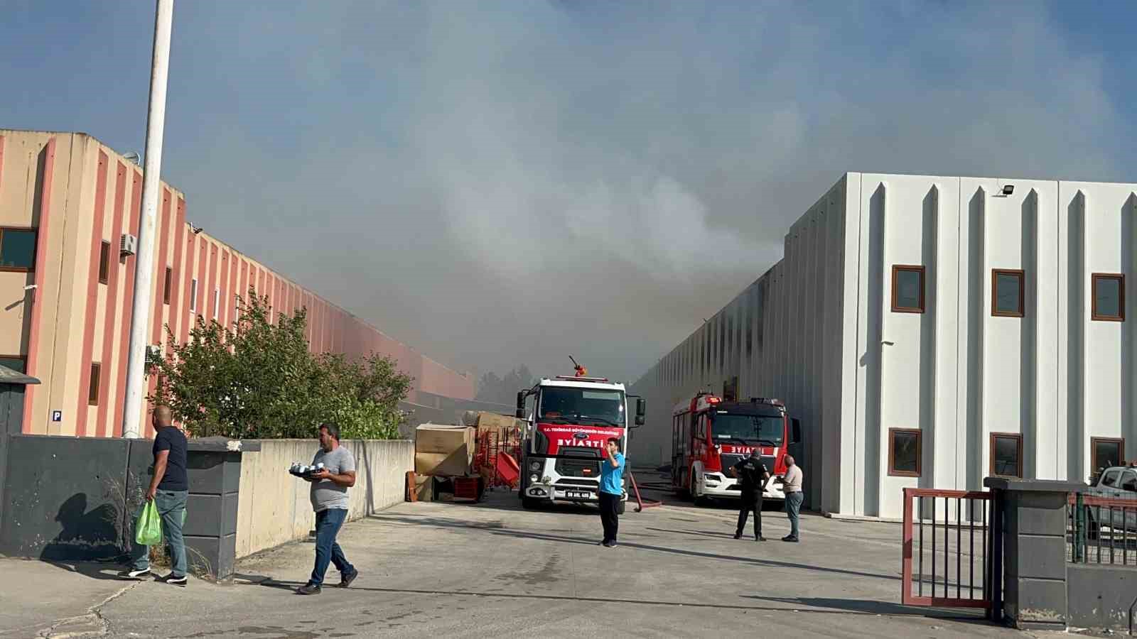 Gıda deposunda b&uuml;y&uuml;k yangın
