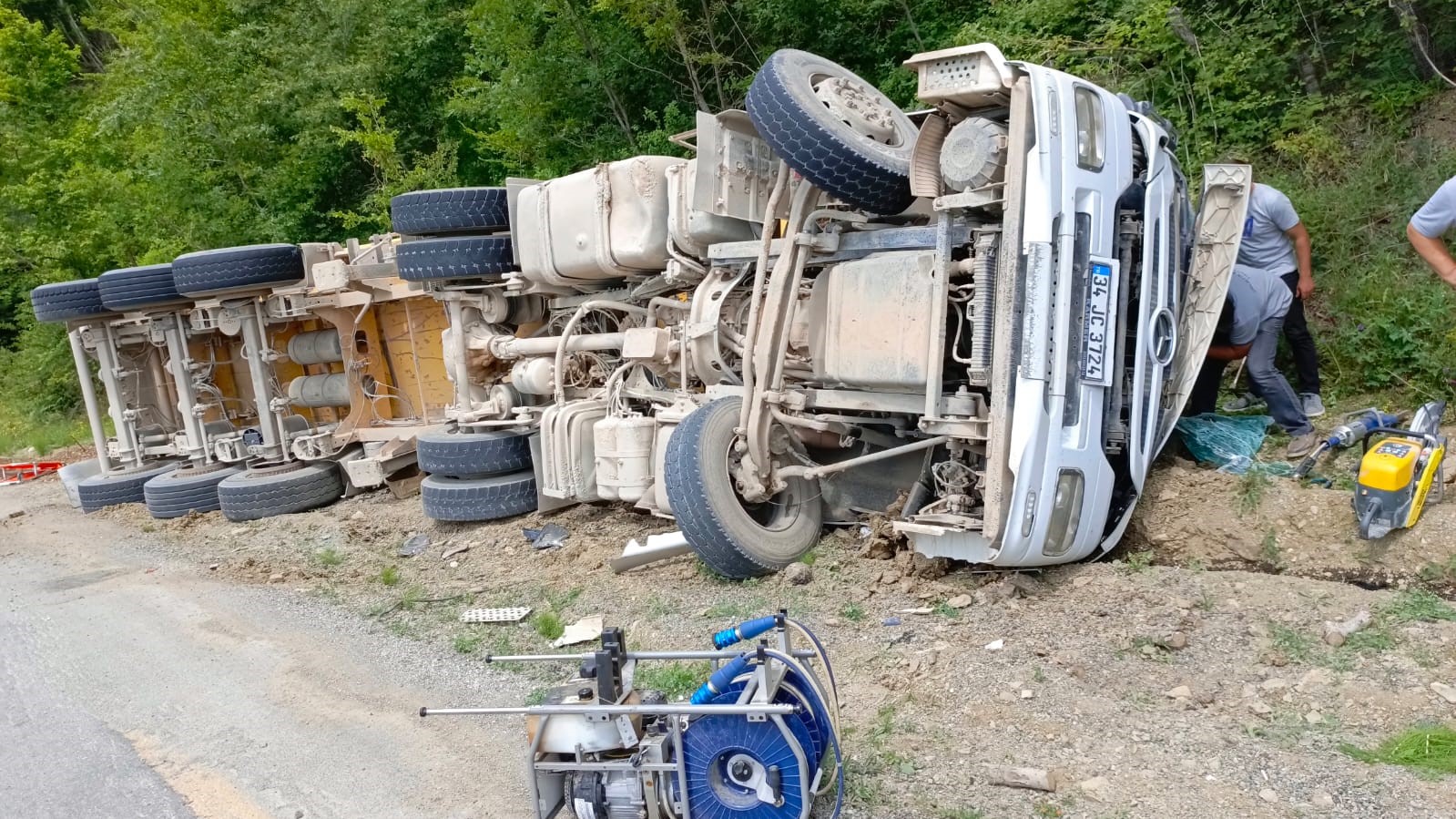 Devrilen hafriyat kamyonunun sürücüsü öldü