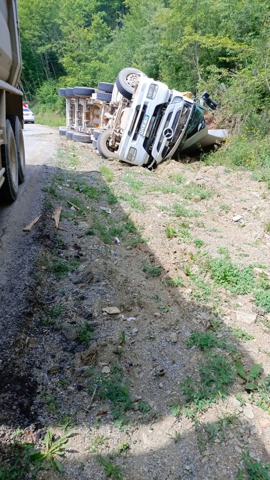 Devrilen hafriyat kamyonunun s&uuml;r&uuml;c&uuml;s&uuml; &ouml;ld&uuml;
