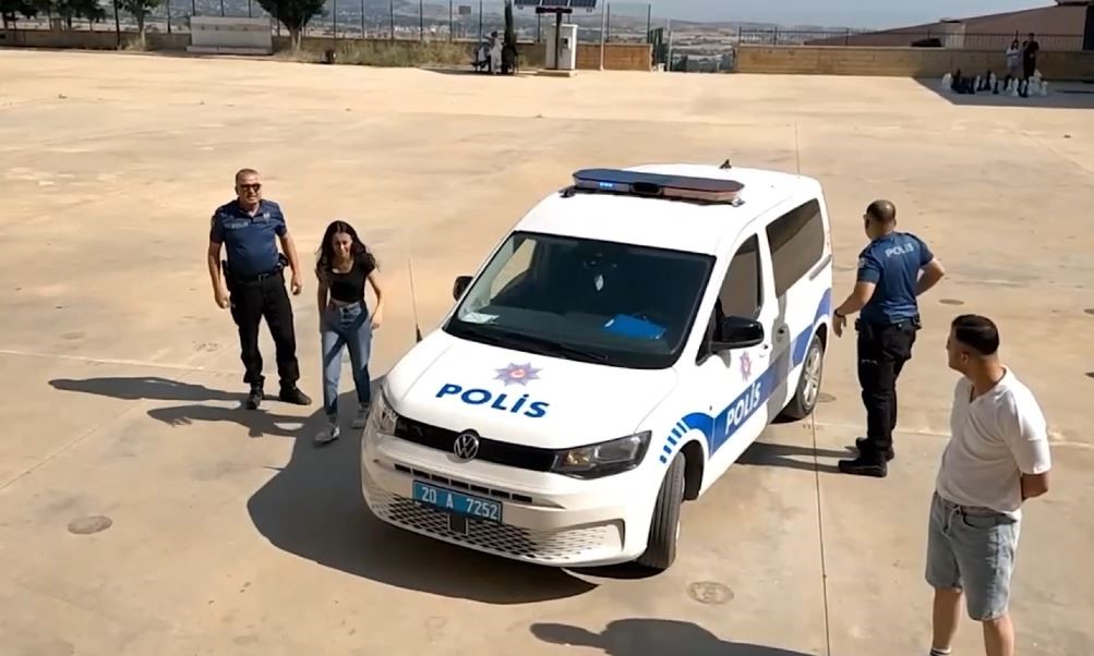 Denizli’de YKS’ye geç kalan ve kimliklerini evde unutan öğrencilerin imdadına polisler yetişti