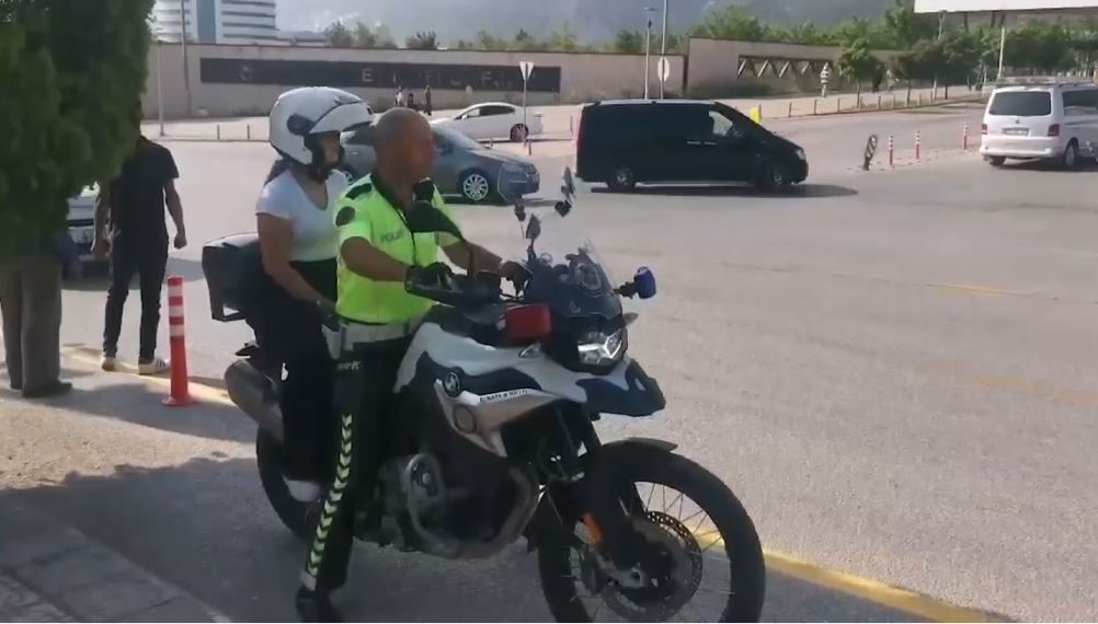 Denizli&rsquo;de YKS&rsquo;ye ge&ccedil; kalan ve kimliklerini evde unutan &ouml;ğrencilerin imdadına polisler yetişti
