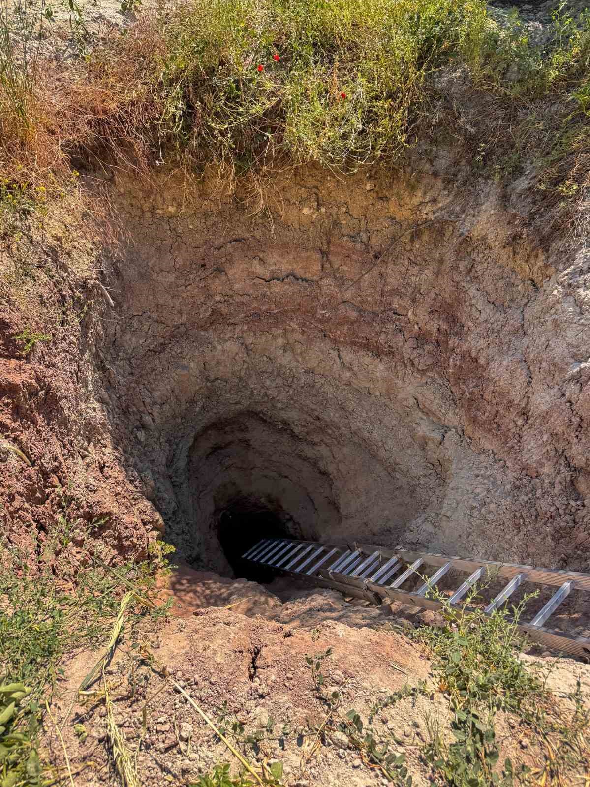 İzinsiz kazı yapan 2 kişi su&ccedil;&uuml;st&uuml; yakalandı
