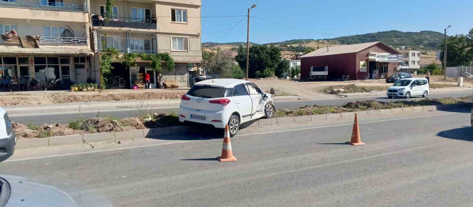 Adıyaman&rsquo;da 4 kişinin yaralandığı kaza kameralara yansıdı
