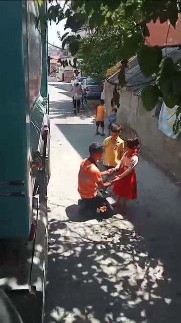 Temizlik personellnin hareketi yürekleri ısıttı
