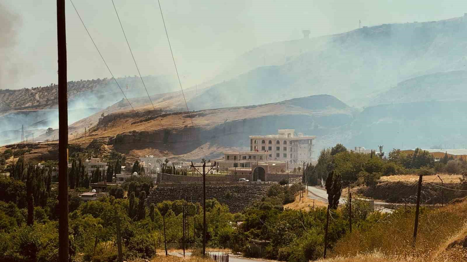 Silopi&rsquo;de anız yangını, alevler 15 d&ouml;n&uuml;m&uuml; sardı
