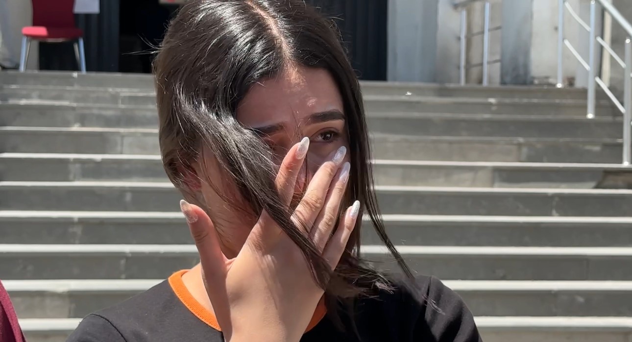 YKS çıkışı duygusal anlar: Gözyaşlarına boğulan genç kızı annesi teselli etti