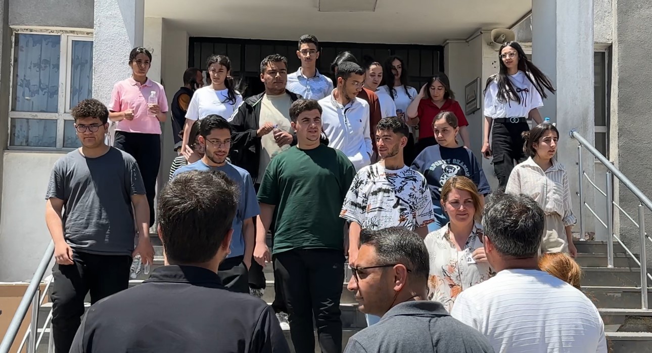 YKS &ccedil;ıkışı duygusal anlar: G&ouml;zyaşlarına boğulan gen&ccedil; kızı annesi teselli etti
