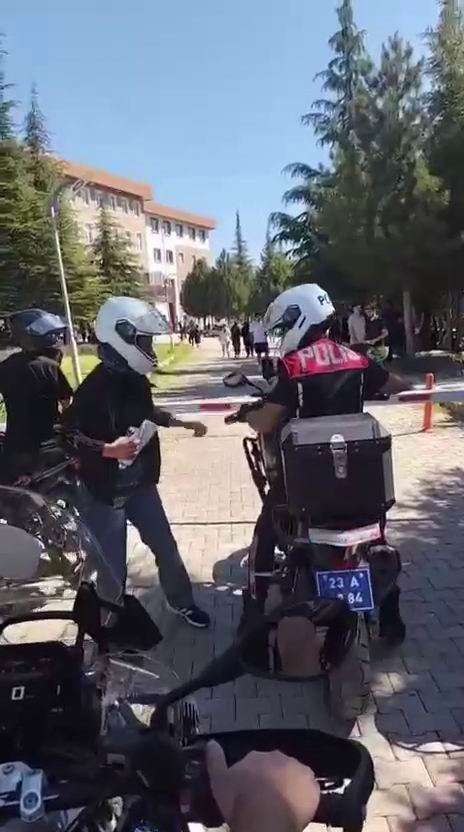 Elazığ&rsquo;da sınava ge&ccedil; kalan &ouml;ğrencilerin yardımına polis yetişti
