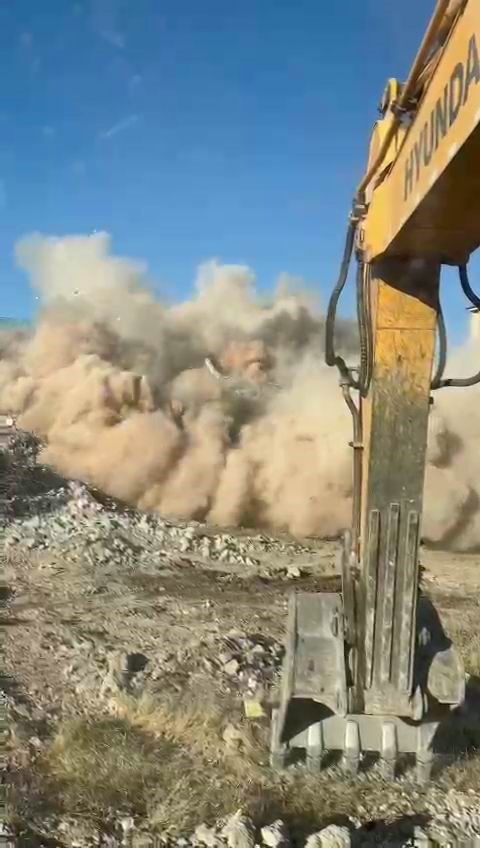 Elazığ&rsquo;da ağır hasarlı bina tek dokunuşla yıkıldı
