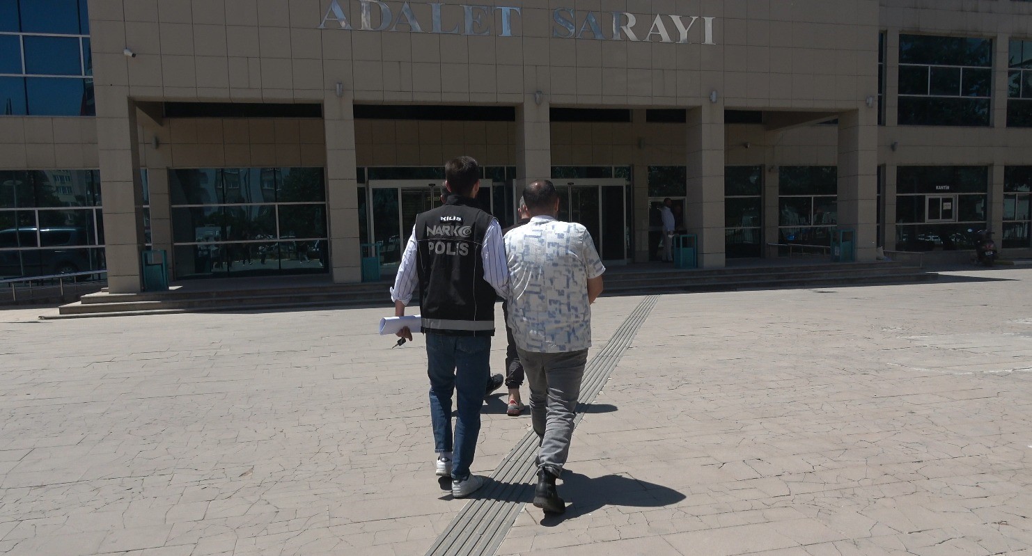 Kilis&rsquo;te motosiklette 209 bin captagon ele ge&ccedil;irildi
