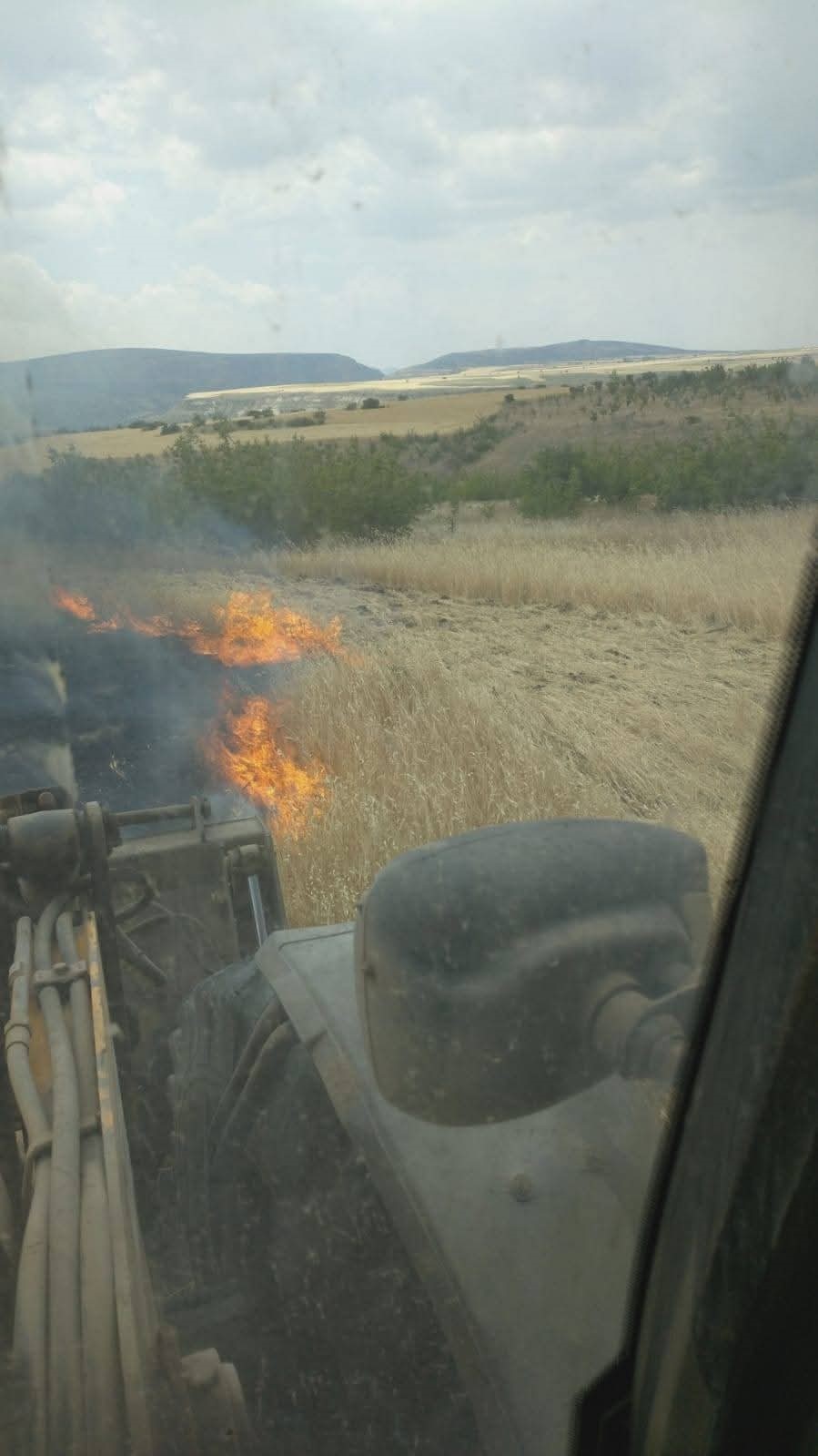 Tavuk &ccedil;iftliğinde yakılan ateş tarlaya sı&ccedil;radı
