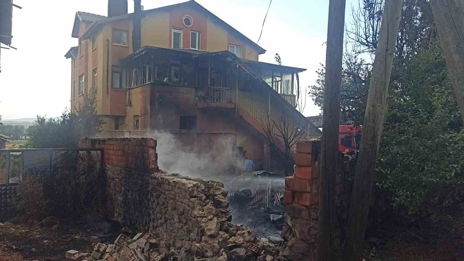 Otları temizlemek için yaktığı ateş, komşusunun evini yaktı