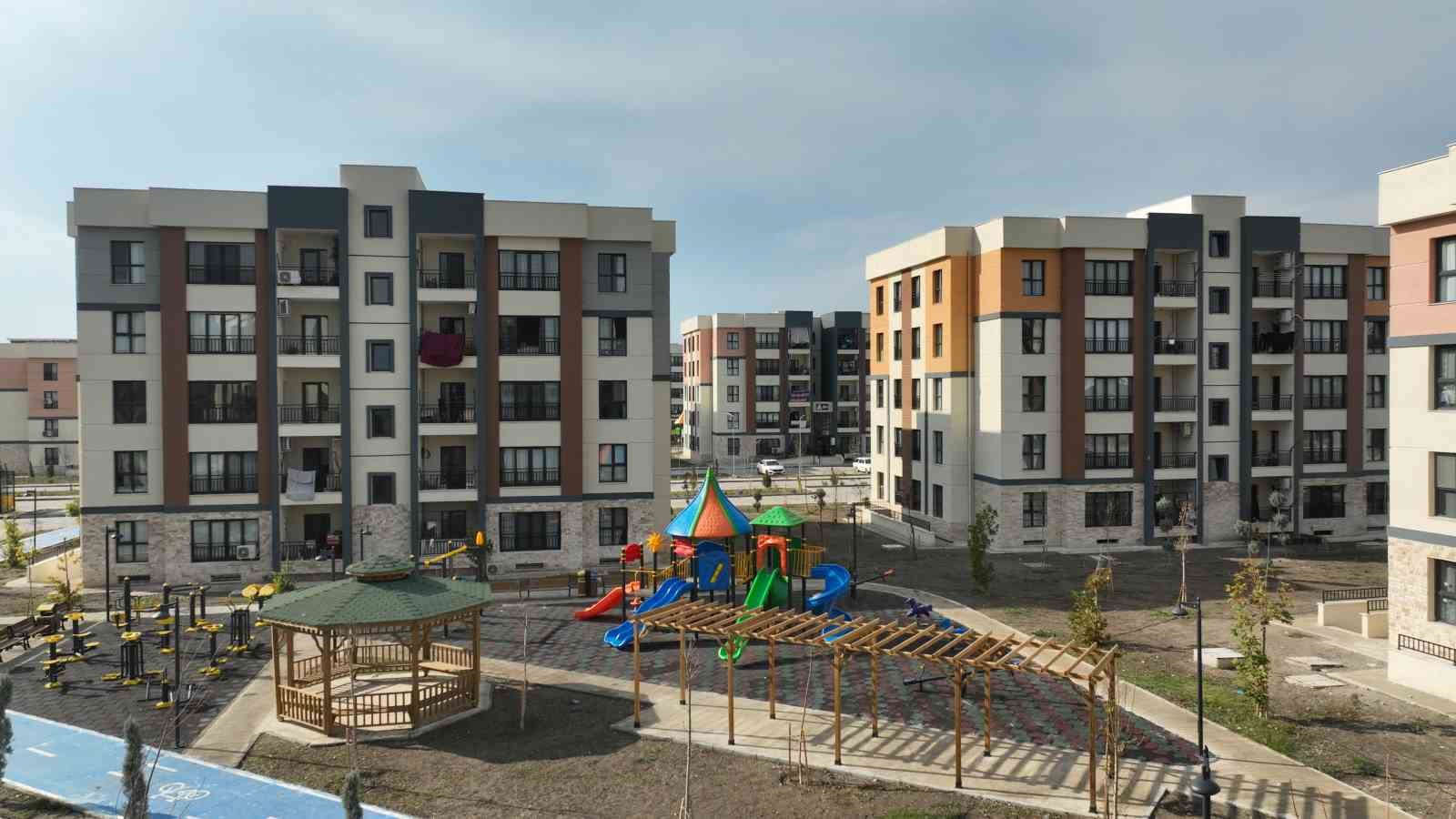 Bakan Kurum: "Teslimatta 250 bini geçtik, sözümüzü inşa etmeye devam"