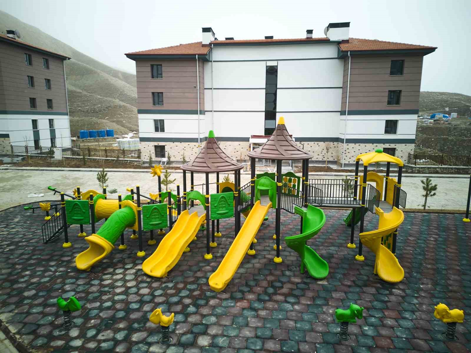 Bakan Kurum: "Teslimatta 250 bini ge&ccedil;tik, s&ouml;z&uuml;m&uuml;z&uuml; inşa etmeye devam"
