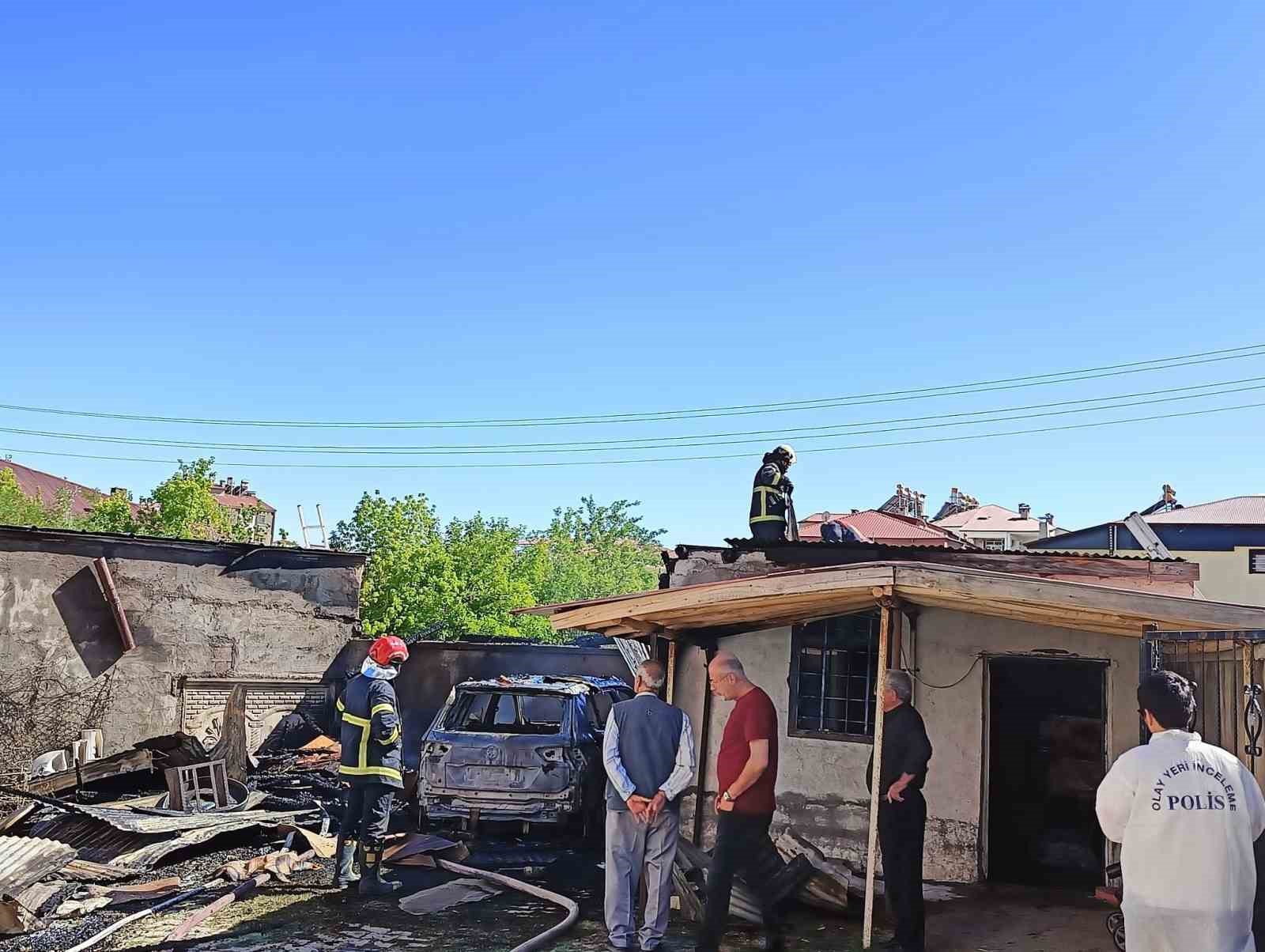 Elazığ&rsquo;da korkutan yangın: Araba kullanılamaz hale geldi, odunluk k&uuml;l oldu
