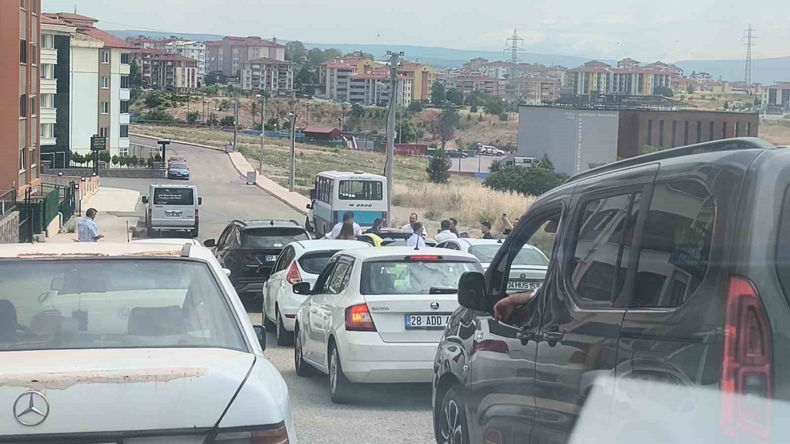 Hem trafiği tehlikeye attılar hem de sınavdaki adayların dikkatini dağıttılar