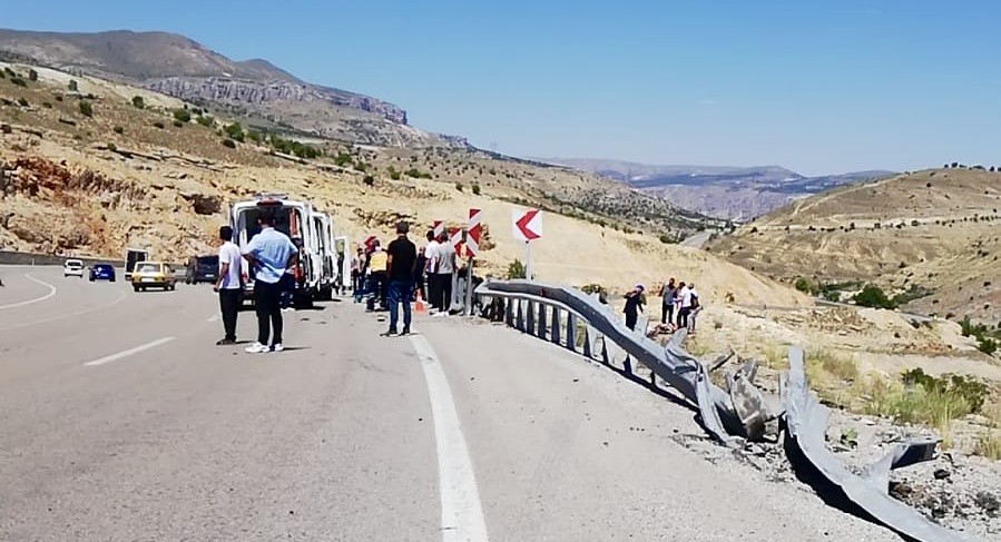 Malatya’da otomobil bariyerlere çarparak takla attı: 1 ölü, 2 yaralı