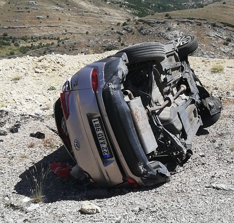 Malatya&rsquo;da otomobil bariyerlere &ccedil;arparak takla attı: 1 &ouml;l&uuml;, 2 yaralı
