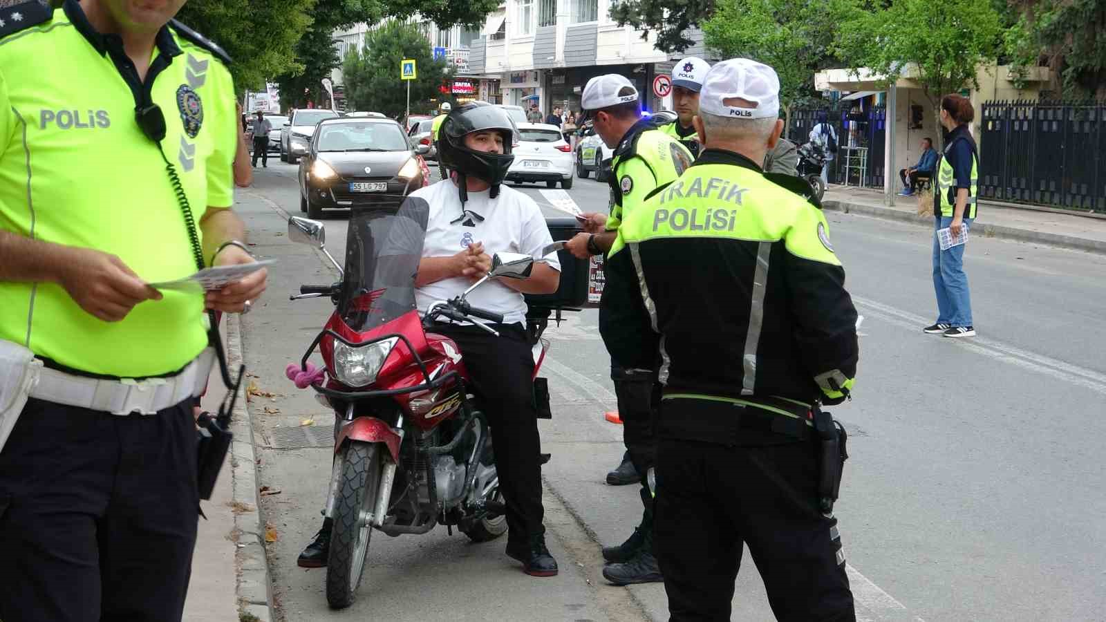 Samsun&rsquo;da D&uuml;nya Motosiklet G&uuml;n&uuml;&rsquo;nde polislerden s&uuml;r&uuml;c&uuml;lere "g&uuml;venli s&uuml;r&uuml;ş" uyarısı
