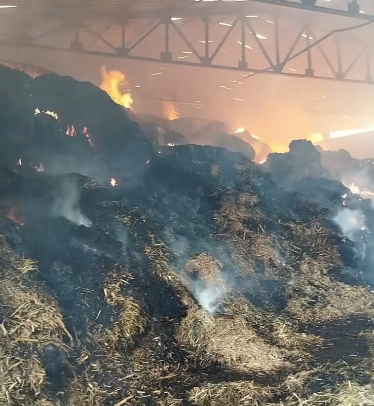 Manisa&rsquo;da samanlık yangını: Binlerce balya saman k&uuml;l oldu
